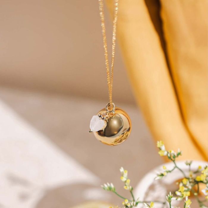 Goldfarbene Schwangerschaftskugel mit Bergkristall, Aismée