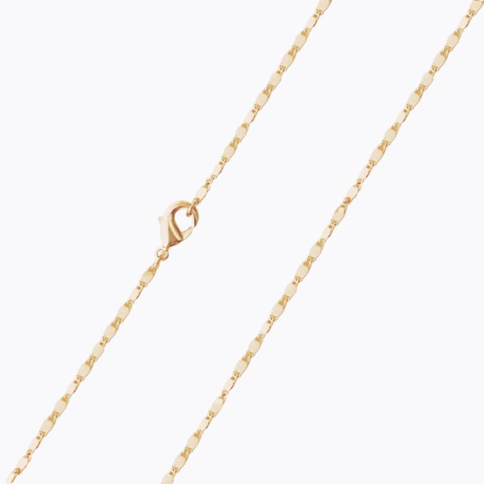 longue chaine plaqué or, à facettes