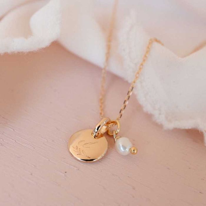 Halskette und Medaille zur Taufe oder Geburt, Blatt und Perle