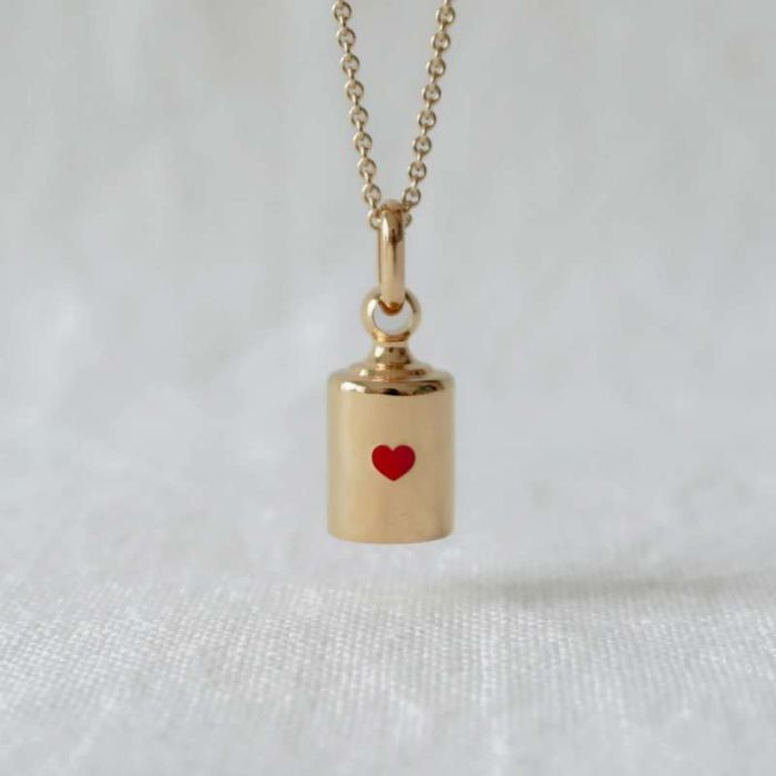 Gelbgold plattierter Anhänger mit rotem Herz,