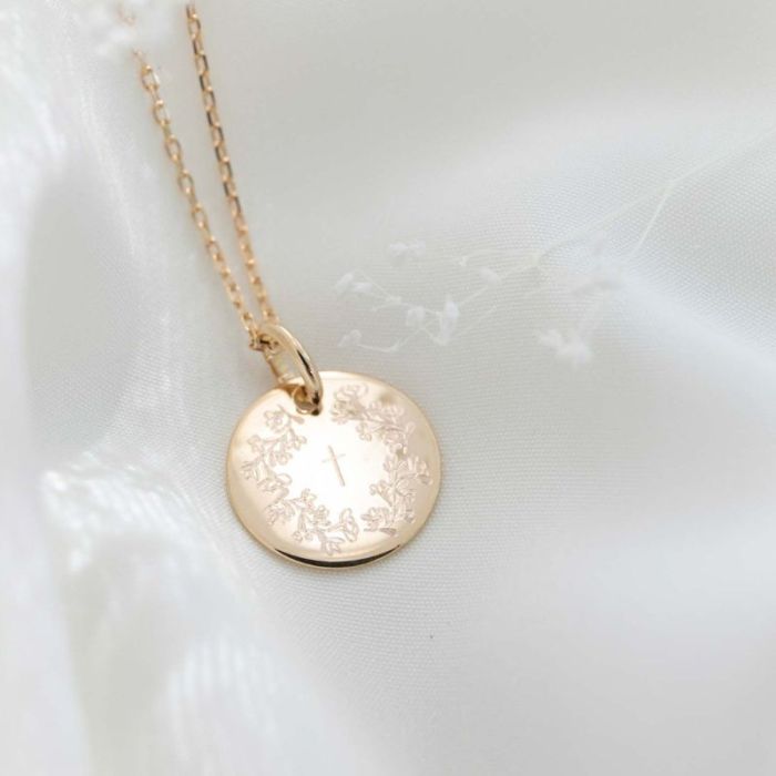 Taufmedaille mit Blumenkranz und Kreuz