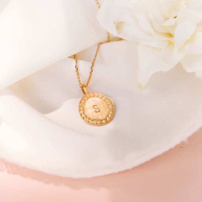 Taufmedaille mit Krone und Initiale, gebürstetem Gold