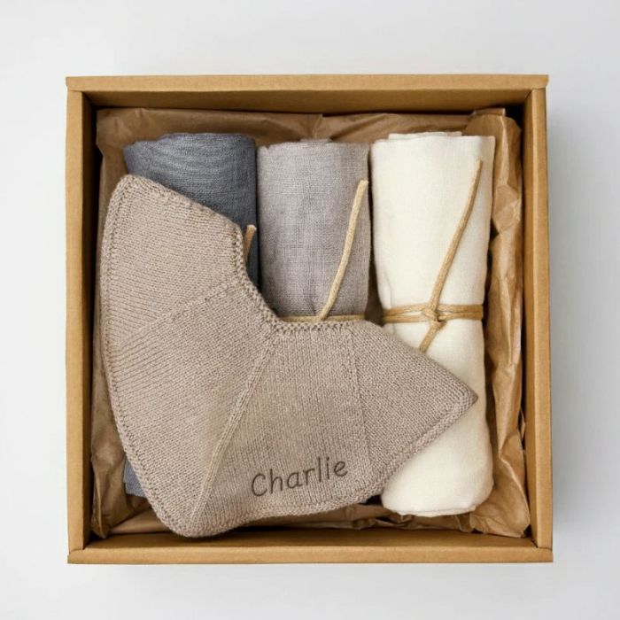 Geschenkbox mit Mulltüchern und personalisiertem Lätzchen zur Geburt