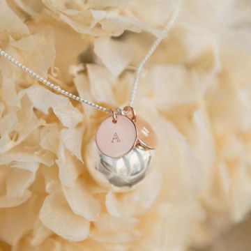 Schwangerschaftskugel zum Personalisieren mit den Initialen der Eltern