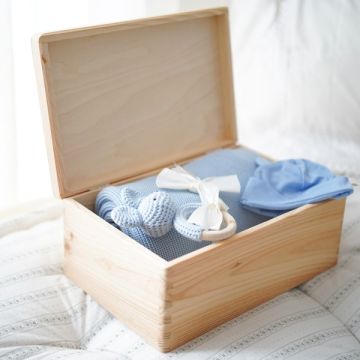 Sinnvolle Geburtsset, personalisierte Decke, Mütze und Rassel, Maylily blau