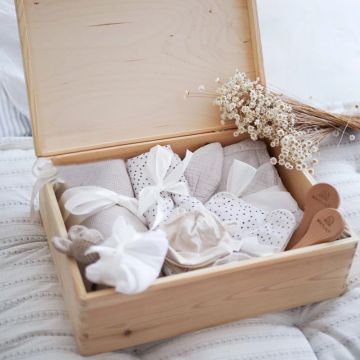große beigefarbene Geburtsbox, maylily