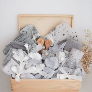 Große graue Geschenkbox zur Geburt eines Neugeborenen