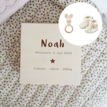 Personalisierte Box, gehäkelte Hausschuhe und Rassel, cremefarben