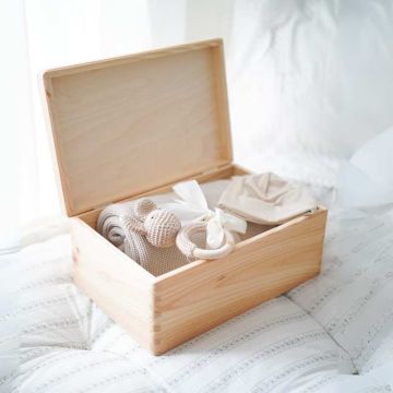 Geburtsset mit personalisierte Decke, Mütze und Rassel