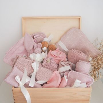 Große Geschenkbox zur Geburt eines Mädchens, 15 Teile