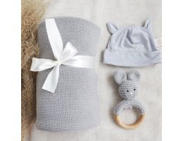 Sinnvolle Geburtsset, personalisierte Decke, Mütze und Rassel, Maylily grau