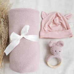 Sinnvolle Geburtsset Mädchen, personalisierte Decke, Mütze und Rassel, Maylily rosa