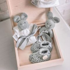 Maylily Baby-Baby Geschenkset, Geschenkbox Holz, grau gehäkelt