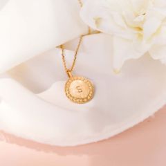 Taufmedaille mit Krone und Initiale, gebürstetem Gold