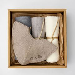 Geschenkbox mit Mulltüchern und personalisiertem Lätzchen zur Geburt