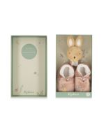 Geschenkset mit Hausschuhen und Babyrassel-Armband zur Geburt eines Babys
