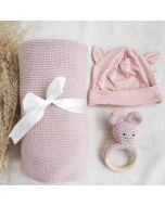 Sinnvolle Geburtsset Mädchen, personalisierte Decke, Mütze und Rassel, Maylily rosa