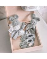 Maylily Baby-Baby Geschenkset, Geschenkbox Holz, grau gehäkelt