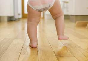 die ersten Schritte des Babys