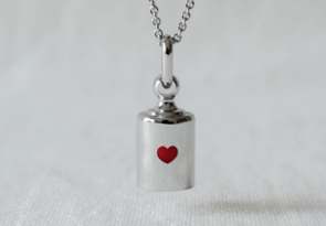 rotes herz schmuckstück für den valentinstag