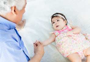 Baby-Geschenk für Grosseltern bei der Taufe des Babys