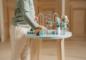 sich für Holzspielzeug entscheiden